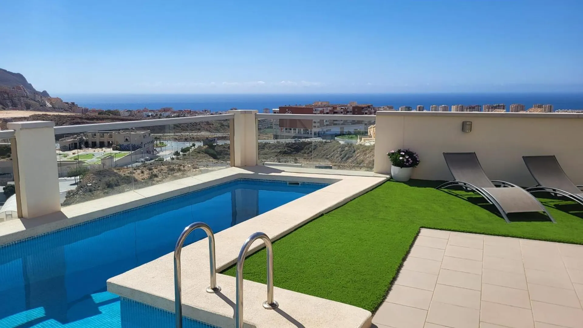 Bonita Vivienda Pareada Con Piscina Privada Villa Roquetas de Mar